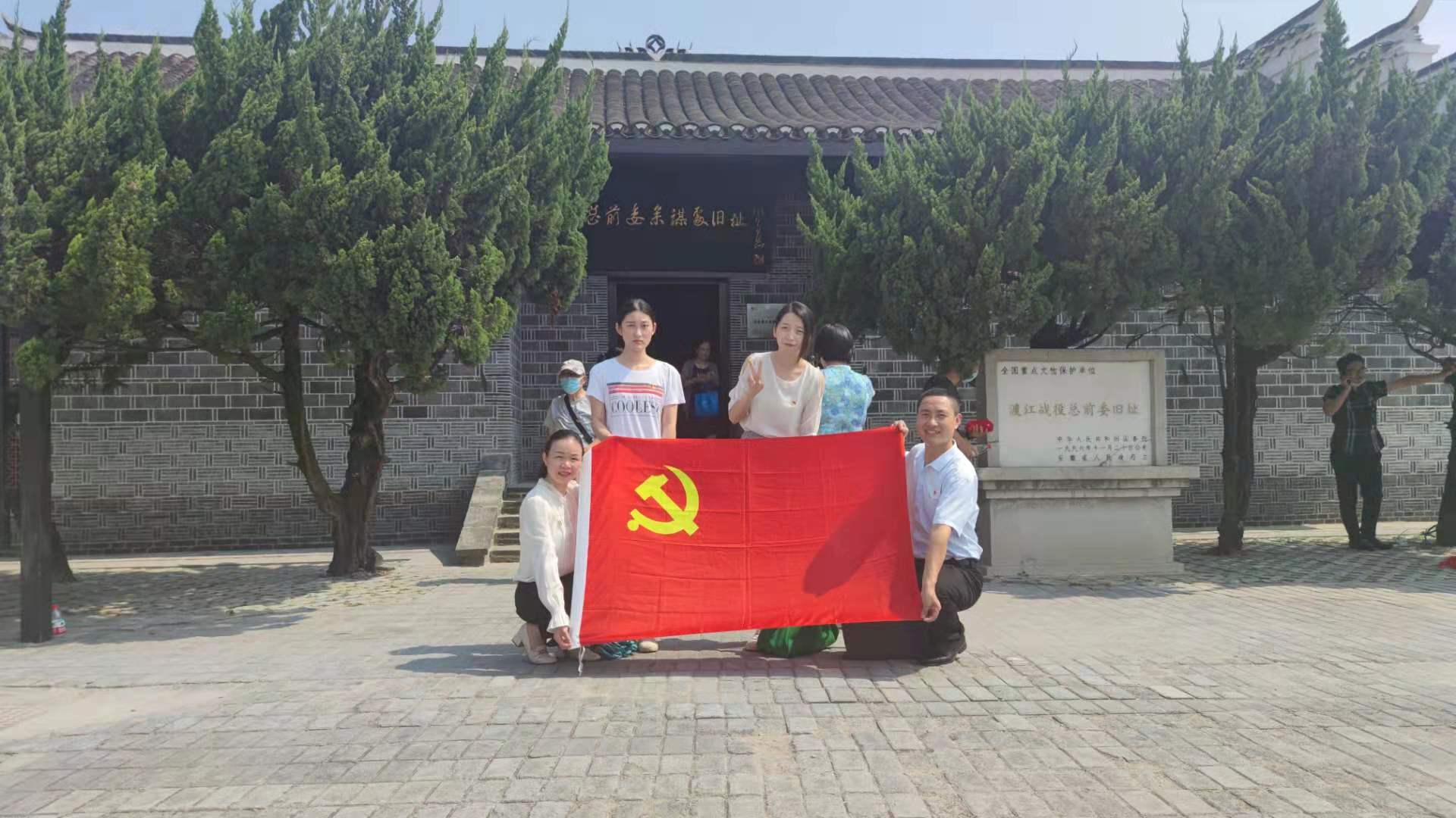 向黨旗宣誓：我把忠誠獻給黨 